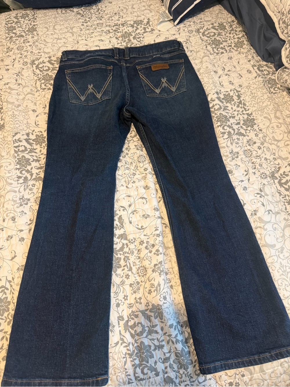 Women’s Wrangler boot cut jeans 13x30 like new.
